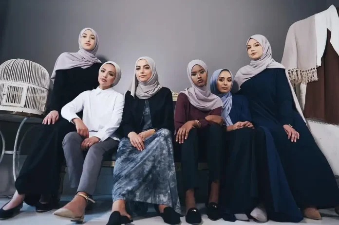 Hijabhoojup vs. Traditional Hijab: Trendy Meets Classic